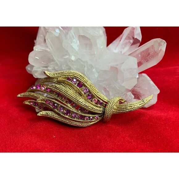 Gorgeous Textured Blades pin w/Fuchsia Crystals in Antique Gold plate - Picture 4 of 4